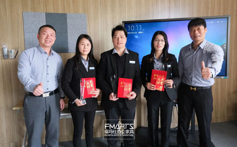 鄧總、周總為銷售最佳新人頒獎